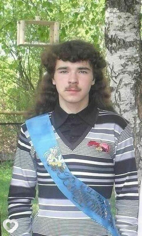 Девушка с усами мем