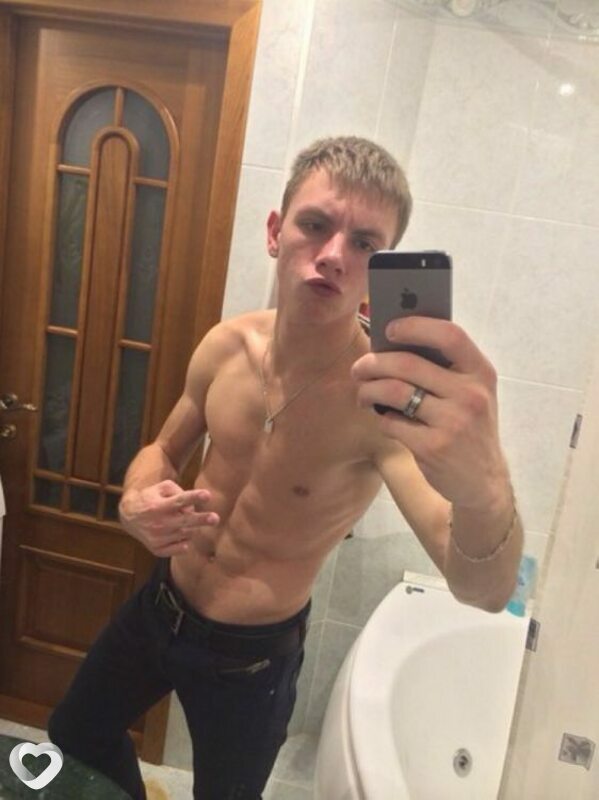 Слитые русские парни. Селфи мужчины 20 лет. Мужчина в ванне селфи. Парень селфи в зеркале. Русский парень селфи.